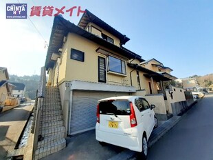 電動シャッターのガレージがある数寄屋風2階建の物件外観写真